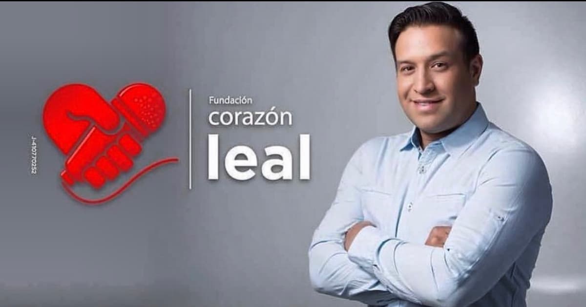Fundación Corazón Leal — Pedro Leal con el logo de la fundación